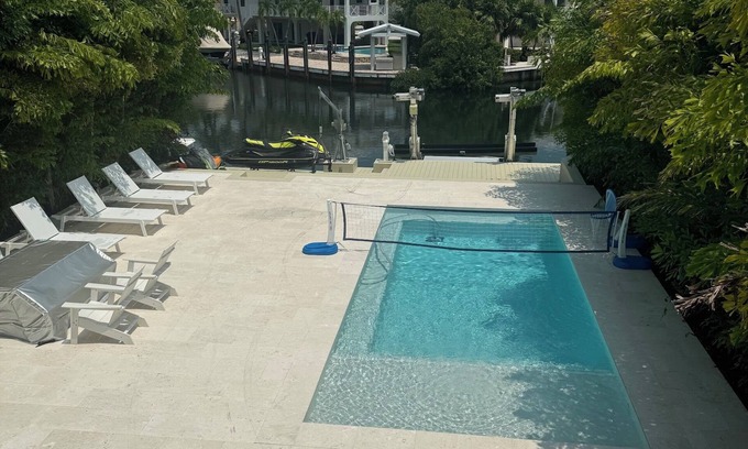 White Marlin Beach House | Charming 2-bedroom house in welcoming Islamorada with WiFi, AC