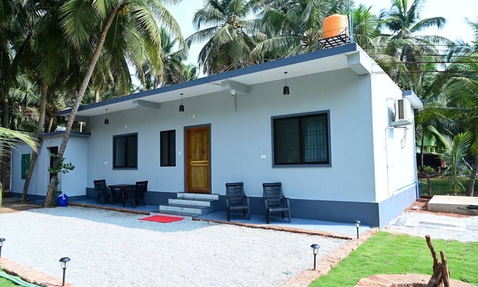 Honavar House | Charming 2-bedroom house with WiFi, AC in peaceful Kasarkoda, Honnavar
