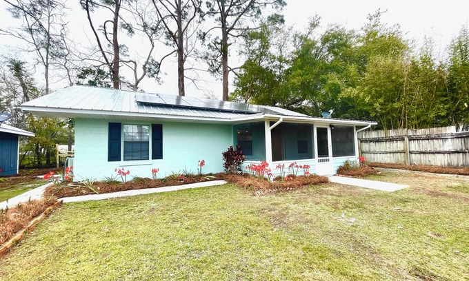 Eastpoint House | Charming 2-bedroom house with WiFi, AC in welcoming Eastpoint