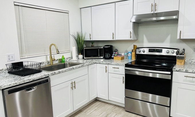 Glendale House | Charming 2-bedroom house with WiFi and AC in delightful Glendale