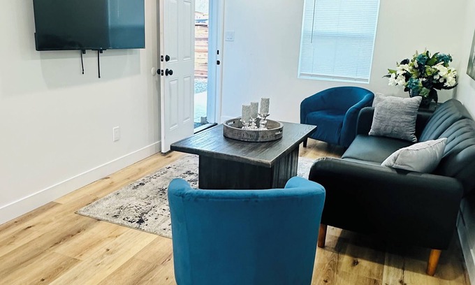 West Carson House | Charming 2-bedroom house in the South Bay with WiFi, AC