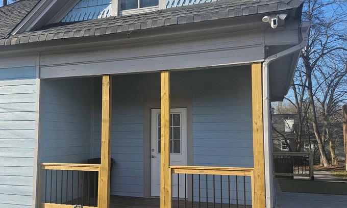 East Point House | Charming 2-bedroom house in beautiful Atlanta with WiFi, AC
