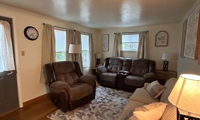 Hobart House | Charming 2-bedroom house in peaceful De Pere with WiFi. Outdoor fire pit.