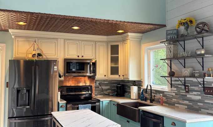Albany House | Charming 2-bedroom house in Albany only 4 miles from the lake