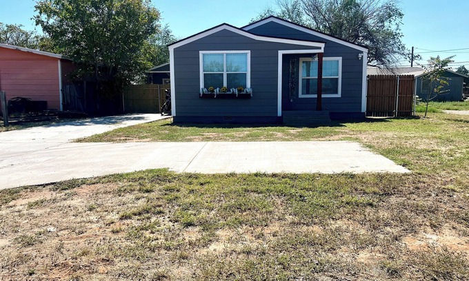 Midland House | Charming 2-bedroom house in wonderful Midland with WiFi, AC