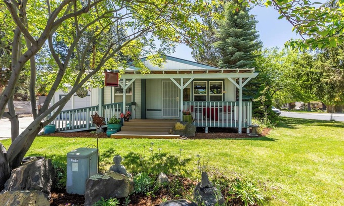 Larkspur House | Charming 2-bedroom house in Bend with office and WiFi