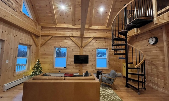 Bethel House | Charming 2-bedroom house on 40 acres in Bethel with WiFi
