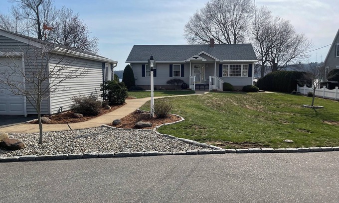 Bolton House | Charming 2-bedroom house located on Bolton Lake