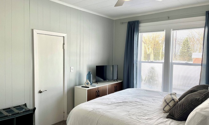 Paw Paw Lake House | Charming 2-bedroom house in serene Coloma with AC, WiFi