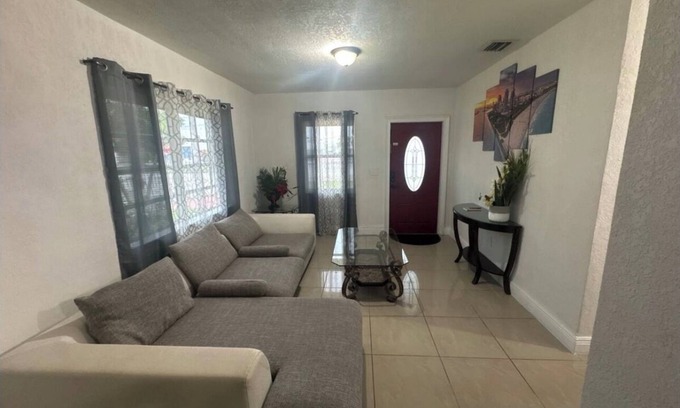 Hialeah House | Charming 2-bedroom house in Hialeah with WiFi and AC