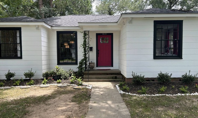 Monroe House | Charming 2-bedroom house with WiFi, AC in welcoming Monroe