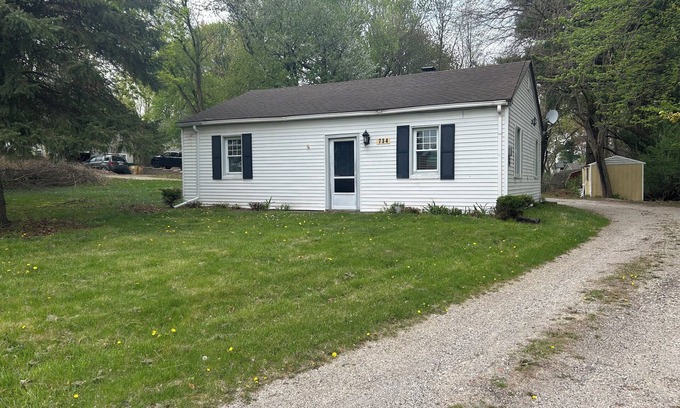 Saline House | Charming 2-bedroom house in Saline with WiFi and AC