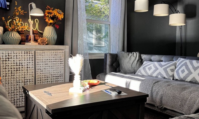 Tulsa House | Charming 2-bedroom house with AC, WiFi in awesome Tulsa! 5 minutes from the BOK!