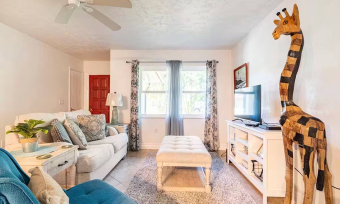 South Venice House | Charming 2-bedroom house with private pool near historic downtown Venice