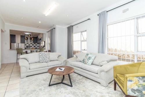 Greater Johannesburg Metropolitan Area House | Charming 2-Bedroom in Joburg