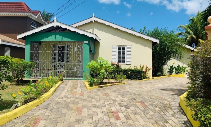 Reading House | Charming 2-bedroom house in phenomenal Montego Bay with WiFi, AC