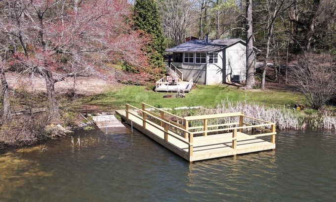 Tallassee House | Charming 2-bedroom lakefront cabin with AC and WiFi in beautiful Smoky Mountains