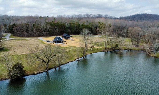 Dickel Cabin | Charming 2-bedroom lakefront cabin in marvelous Wartrace with WiFi, Kayaks