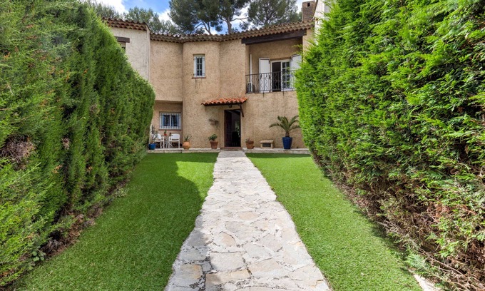 Antibes House | Charming 2 bedroom property in a secured domaine with pool/tennis