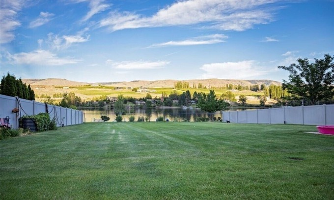 Ardenvoir House | Charming 2-bedroom shop house on the beautiful Columbia River