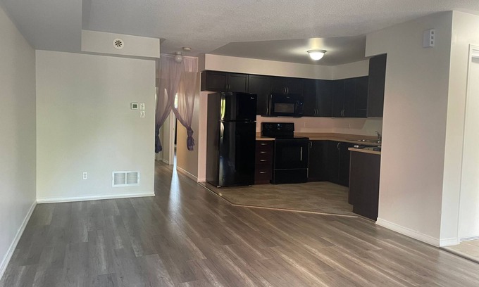 Oakville House | Charming 2-bedroom townhome with AC and WiFi in Oakville