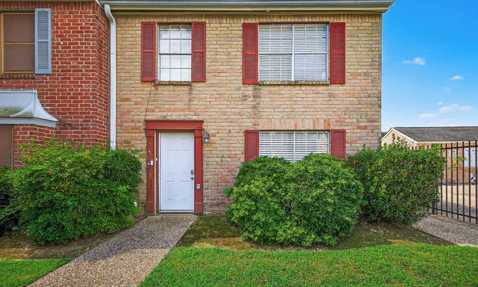 Clodine House | Charming 2-bedroom townhome in the heart Houston. With a Pool & Family-Friendly!