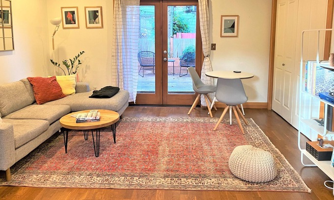 Mann House | Charming 2-bedroom townhome in Seattle with free parking, patio, office space