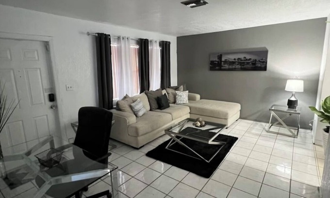 Hollywood House | Charming 2-bedroom unit near HardRock with WiFi and AC