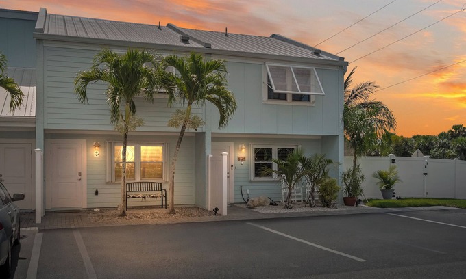 Fort Pierce Shores House | Charming 2-bedroom, 2.5 bath townhome in enjoyable North Hutchinson Island!