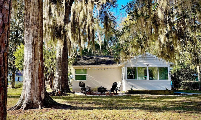 Gainesville House | Charming 2-bedroom Cottage in Gainesville. 10 to UF
