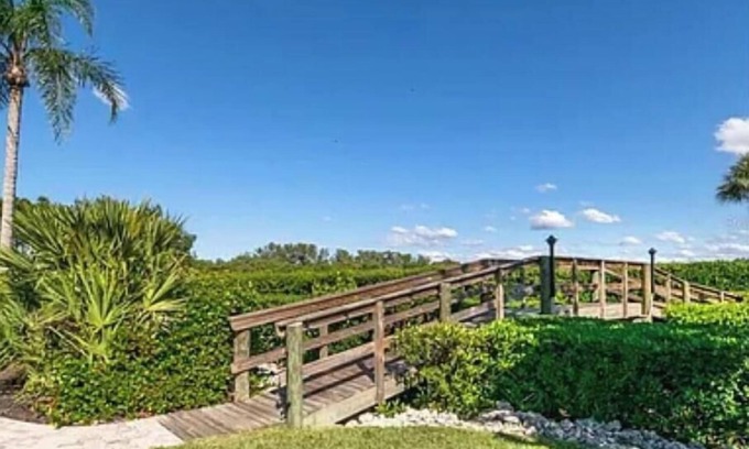 Holmes Beach Condo | Charming 2-bedroom condo in brilliant Holmes Beach with AC