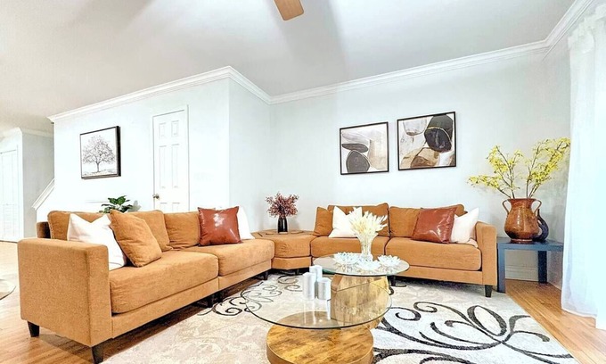 Sunbeam House | Charming 2-bedroom townhome in lovely Jacksonville with AC, WiFi