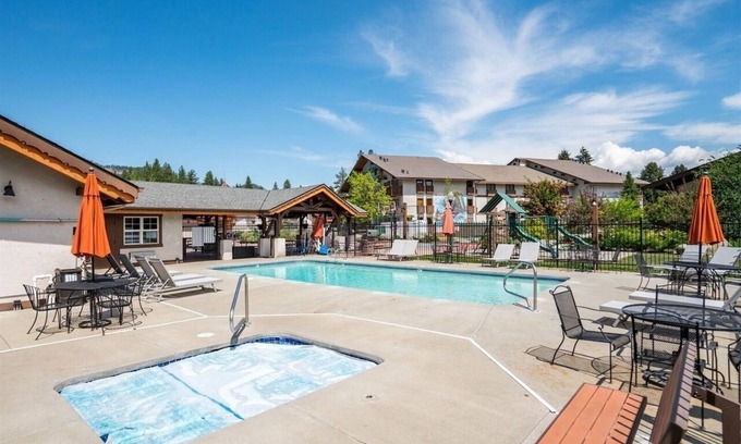 Downtown Leavenworth Condo | Charming 2-bedroom condo in wonderful Leavenworth with Pool, fitness, pickleball