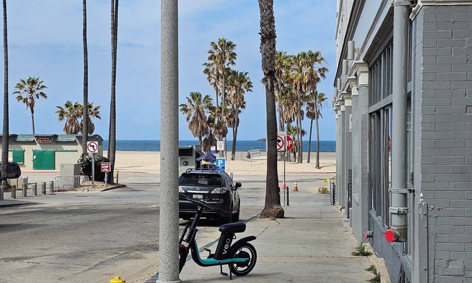 Venice House | Charming 2-bedroom bungalow in beautiful Venice Beach, CA, steps away from beach