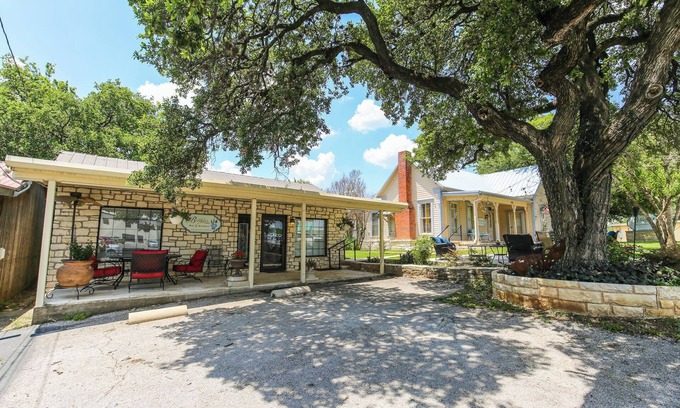 Marble Falls Cottage | Charming 2-bedroom cottage with AC, WiFi in Marble Falls