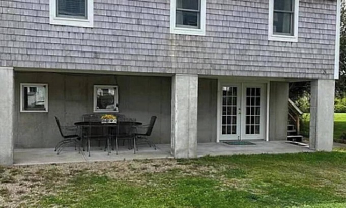 Mattapoisett House | Charming 2-bedroom house in Mattapoisett 2 minute walk to the beach, WiFi, AC