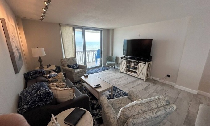 O'byrne Condo | Charming 2-bedroom condo in wonderful Ormond Beach with pool, WiFi, Smart TVs