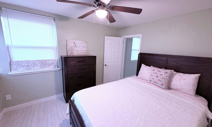 Ormond-by-the-Sea House | Charming 2-bedroom house in fantastic Ormond Beach. 3 minute walk to the beach.