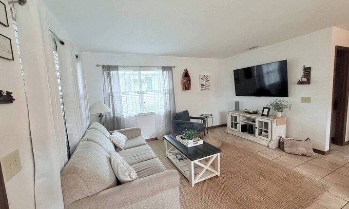 Salt Springs Cottage | Charming 2-bedroom cottage on a Lake Resort in Salt Springs