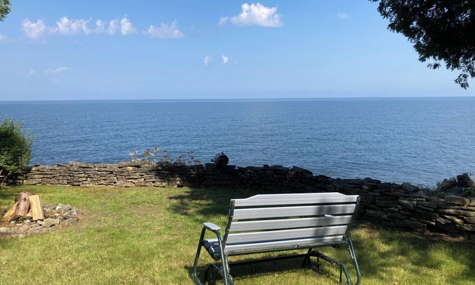 Sturgeon Bay Cottage | Charming 2-bedroom cottage directly on the bay of Sturgeon Bay