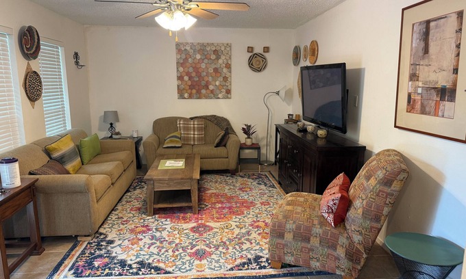 North Austin Civic Association Villa | Charming 2-bedroom villa in pleasant Austin with WiFi, AC