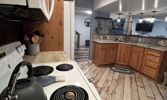 Howard Villa | Charming 2-bedroom villa with WiFi, AC close to Salida Colorado!
