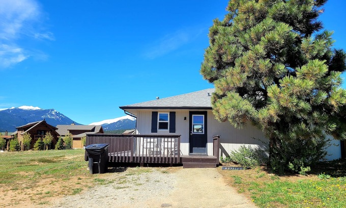 Estes Park House | Charming 2 Bedroom w/Private Hot Tub and Mountain views!