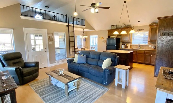 Maurepas House | Charming 2-bedroom waterfront home on Diversion Canal