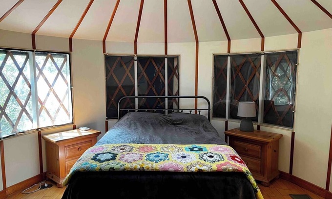 Benzonia House | Charming 2-bedroom Yurt with AC, WiFi in serene Benzonia