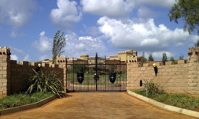Bloemfontein Bed & Breakfast | Charming 2-bedroom bed & breakfast in Bloemfontein with AC. Private and secure.