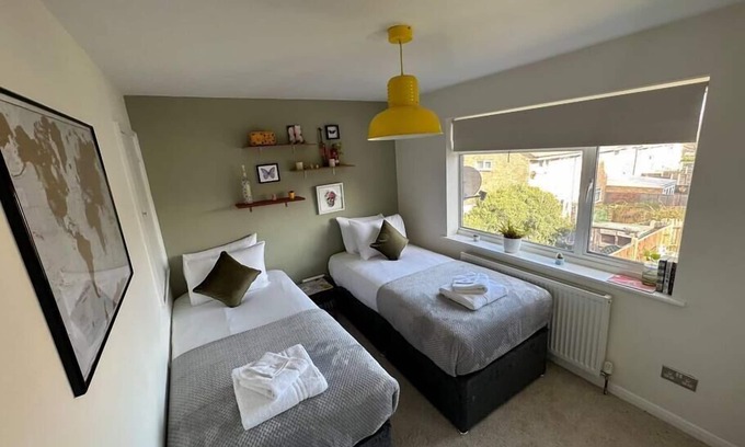 East Wickham Apartment | Charming 2-BR House offering WIFI, Parking and a Garden | On Site Stays Welling
