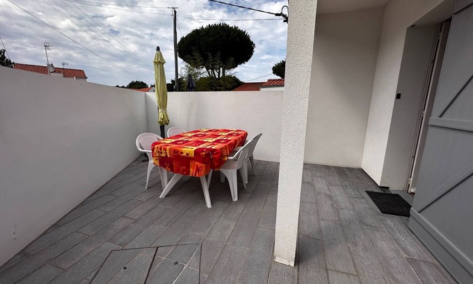 Notre-Dame-de-Monts House | Charming 2-BR House Near Forest with Terrace – 5 Guests, Parking, and Fully Equipped Kitchen