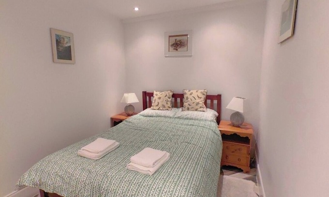 Stranraer House | Charming 2B Cottage in Stranraer: Vintage Escape