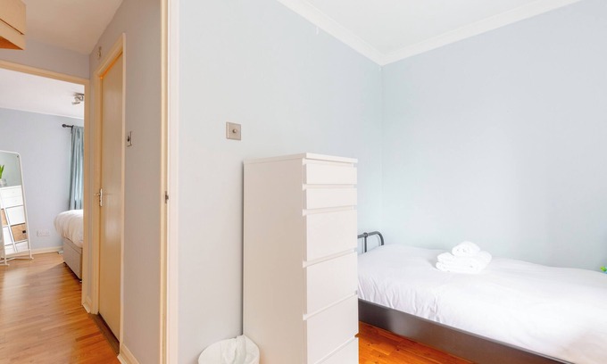 Victoria House | Charming 2BD Canal-Side Home in East London